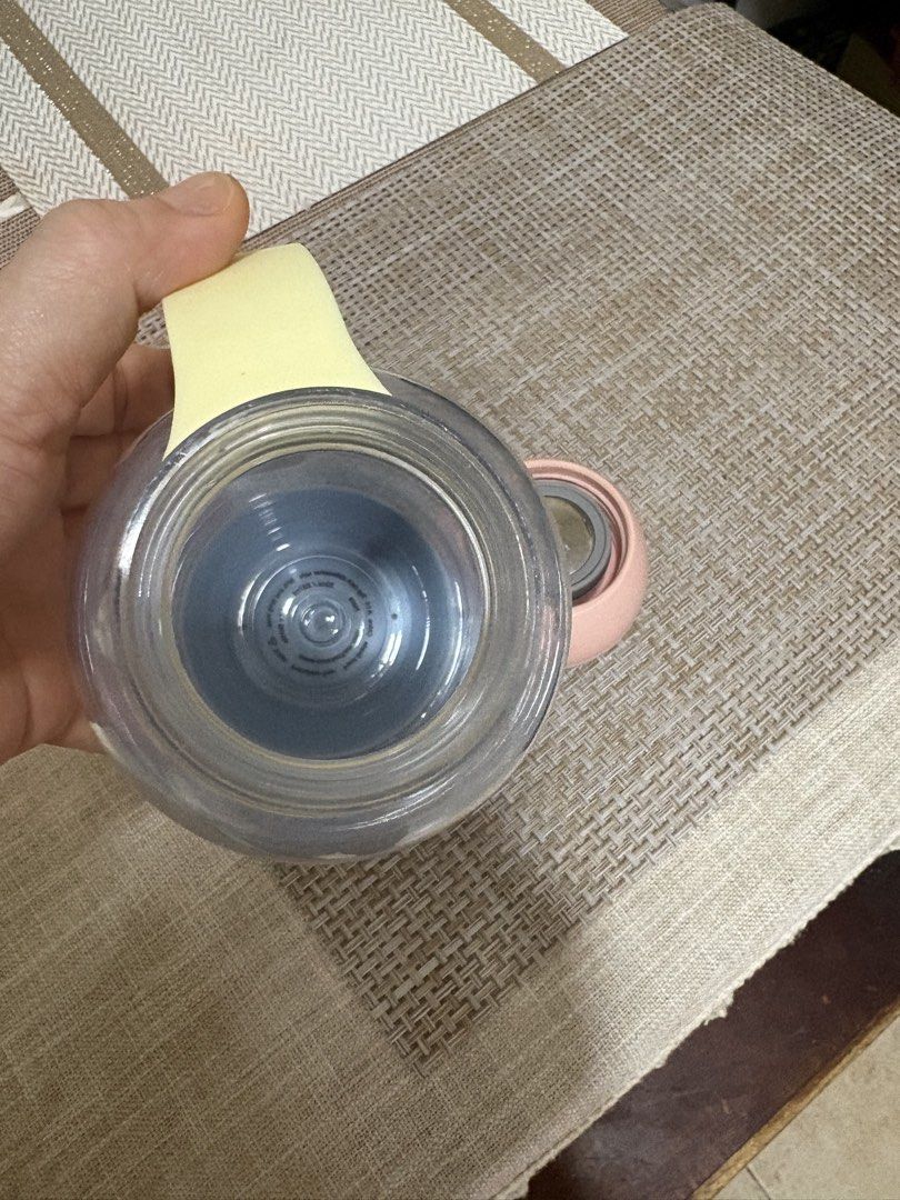 Sunnies Water Tumbler Set (Category: Water Bottles & Tumblers) located in Pateros City. Submitted by diazmine (Listing ID 1453572151, Image 2). Description: 25 oz clear bottle for sale. Used but rarely, this was a gift, but I prefer flask. Selling as set. Still has the box for each accessory and the paper bag. Authentic. Please see photo, serial numbers are at the bottom of the clear bottle. .
