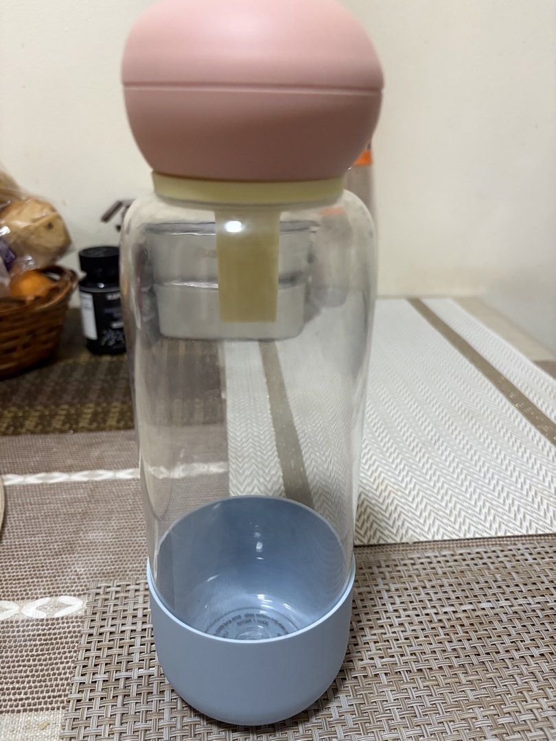 Sunnies Water Tumbler Set (Category: Water Bottles & Tumblers) located in Pateros City. Submitted by diazmine (Listing ID 1453572151, Image 1). Description: 25 oz clear bottle for sale. Used but rarely, this was a gift, but I prefer flask. Selling as set. Still has the box for each accessory and the paper bag. Authentic. Please see photo, serial numbers are at the bottom of the clear bottle. .