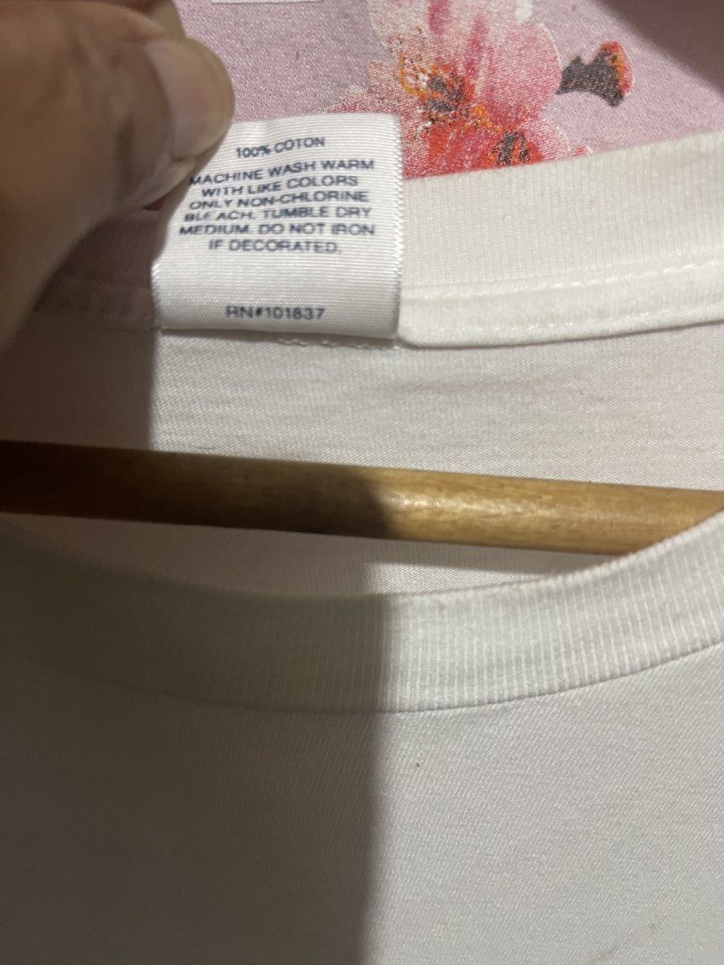 Supreme White Graphic T-Shirt XL (Category: Luxury Apparel) located in Mandaluyong City. Submitted by mark2pac (Listing ID 1453568174, Image 3). Description: - Supreme White T-Shirt - Size: XL - Material: 100% Cotton - Origin: Made in USA - Feature: Pre-shrunk fabric - Perfect for casual wear - Please check photos for detailed condition..