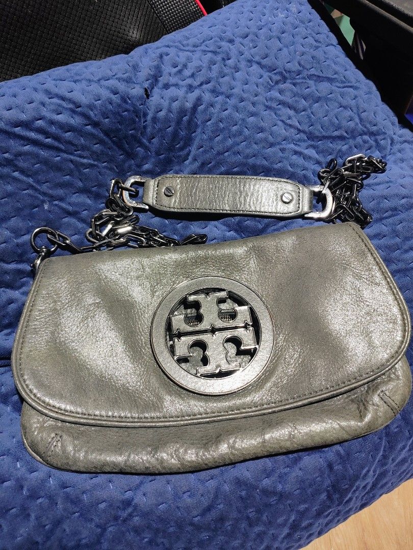 Tory Burch Grey Leather Chain Shoulder Bag (Category: Luxury Bags & Wallets) located in Taytay. Submitted by jhovie0202 (Listing ID 1453575368, Image 1). Description: - Grey Tory Burch leather shoulder bag - Features a stylish chain strap - Interior zippered pocket for essentials - Signature Tory Burch logo on the exterior - Shows some signs of wear on the leather - Ideal for casual outings and everyday use.