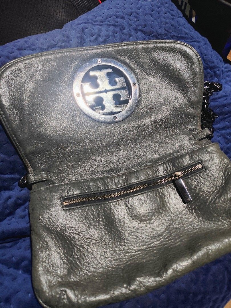 Tory Burch Grey Leather Chain Shoulder Bag (Category: Luxury Bags & Wallets) located in Taytay. Submitted by jhovie0202 (Listing ID 1453575368, Image 2). Description: - Grey Tory Burch leather shoulder bag - Features a stylish chain strap - Interior zippered pocket for essentials - Signature Tory Burch logo on the exterior - Shows some signs of wear on the leather - Ideal for casual outings and everyday use.