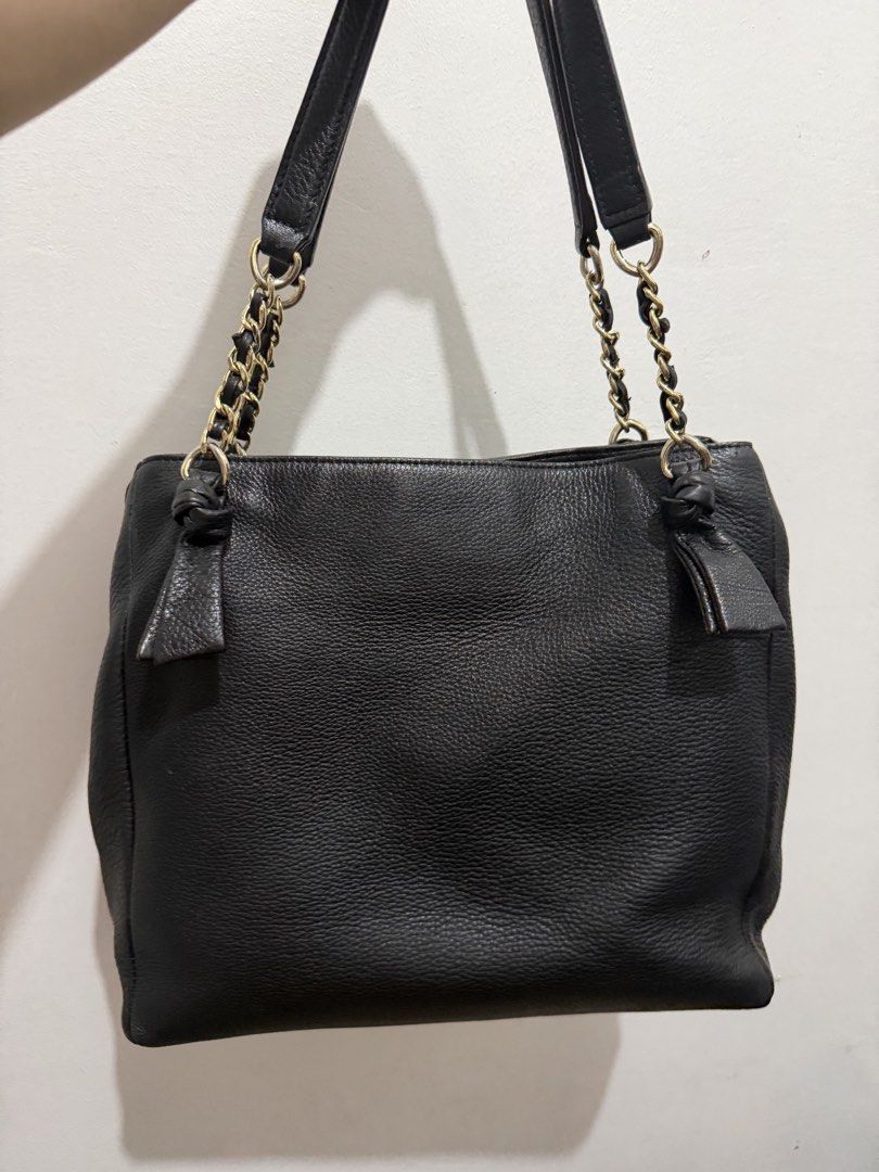 Tory Burch Harper Tote (Category: Shoulder Bags) located in Muntinlupa City. Submitted by bashabells (Listing ID 1453564633, Image 3). Description: - Authentic black pebbled leather Tory Burch harper tote bag - Elegant gold chain straps with leather accents - Signature embossed Tory Burch logo on the front - Large, spacious interior (3 compartments) - Interior and exterior are clean - Personal bag, lightly used.