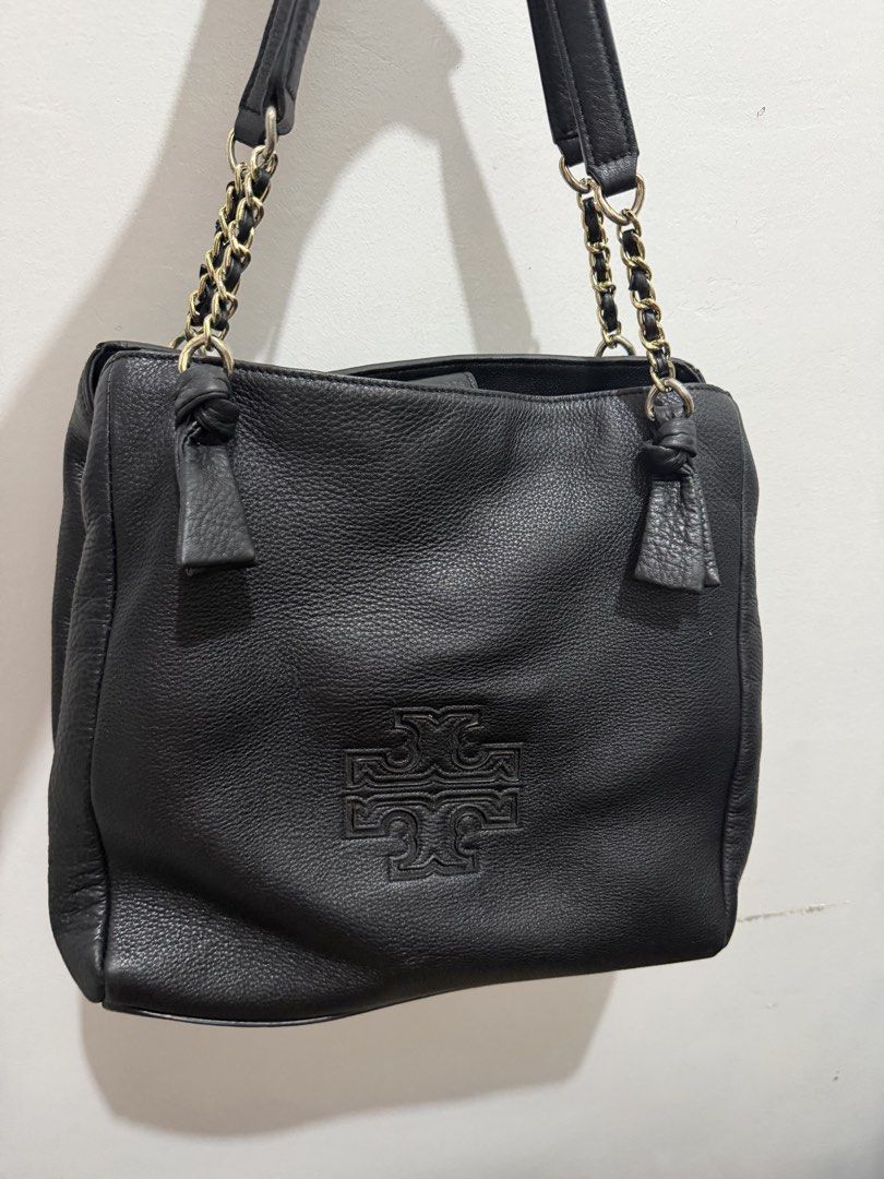 Tory Burch Harper Tote (Category: Shoulder Bags) located in Muntinlupa City. Submitted by bashabells (Listing ID 1453564633, Image 2). Description: - Authentic black pebbled leather Tory Burch harper tote bag - Elegant gold chain straps with leather accents - Signature embossed Tory Burch logo on the front - Large, spacious interior (3 compartments) - Interior and exterior are clean - Personal bag, lightly used.