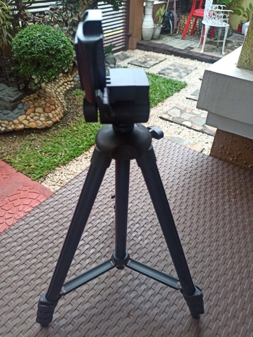 Tripod medium aluminum (Category: Tripods & Monopods) located in Caloocan City. Submitted by rtarellano (Listing ID 1453542665, Image 3). Description: - Medium-sized tripod - Ideal for stable photography - Durable build - Location North Caloocan.