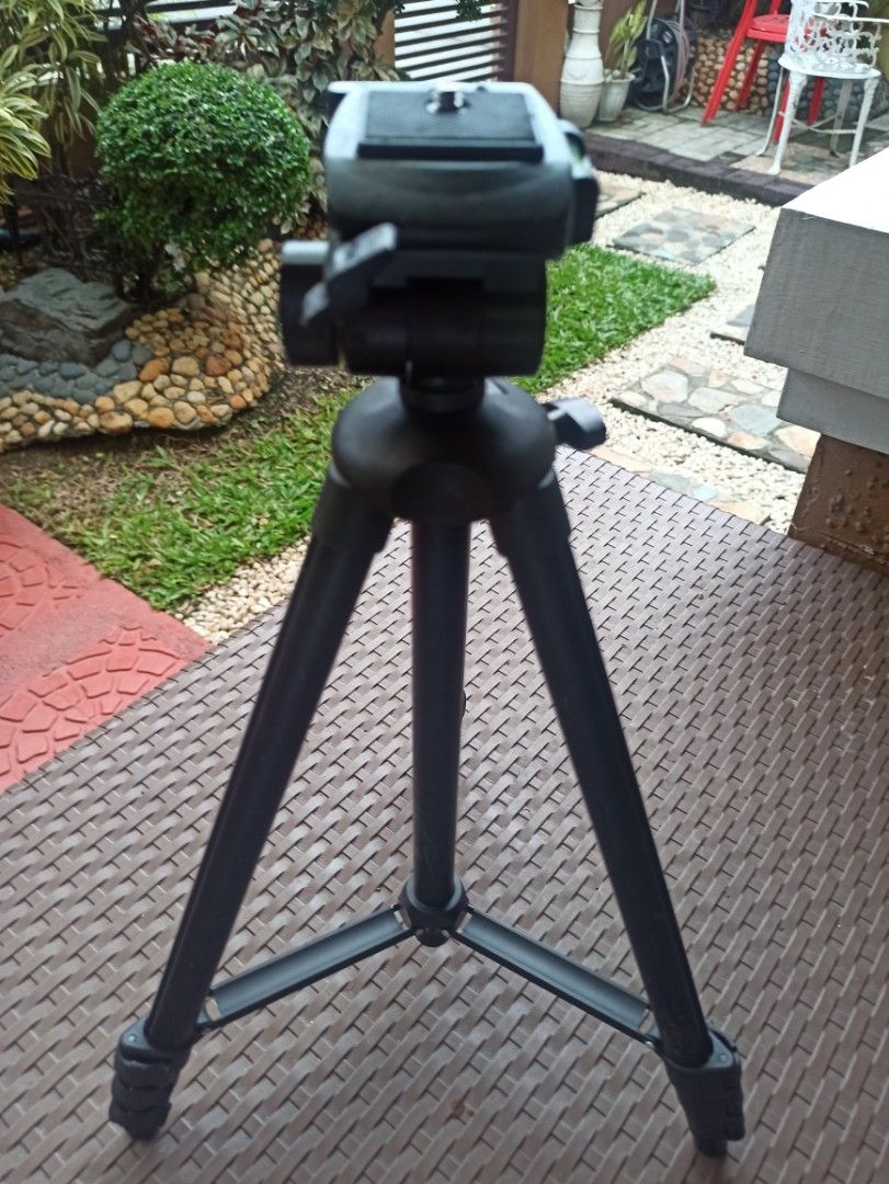 Tripod medium aluminum (Category: Tripods & Monopods) located in Caloocan City. Submitted by rtarellano (Listing ID 1453542665, Image 2). Description: - Medium-sized tripod - Ideal for stable photography - Durable build - Location North Caloocan.