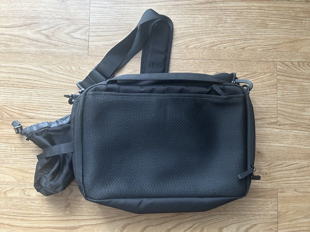 U Elements Black Messenger Bag with Padded Strap (Category: Sling Bags) located in Quezon City. Submitted by nmcastillo (Listing ID 1453493090, Image 2). Description: U Elements Crossbody / Tech Sling Bag – Excellent Condition Description: Selling my U Elements Tech Sling Bag in excellent condition. Minimalist, lightweight, and highly functional—perfect for work, travel, or everyday carry. Features: * Spacious main compartment * Multiple interior