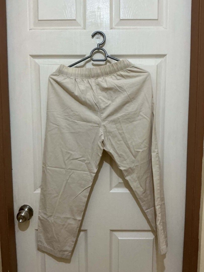 Uniqlo Beige Elastic Waist Pants with Drawstring (Category: Other Bottoms) located in Quezon City. Submitted by dcltrrr8 (Listing ID 1453455135, Image 2). Description: Small size. Can fit 25-28 waist line. Not stretchable. Length is only for up until 5'1. - Comfortable beige pants - Elastic waistband with drawstring for adjustable fit - Two convenient side pockets - Trendy cropped length - Ideal for casual outfits - Effortless to pair with any to