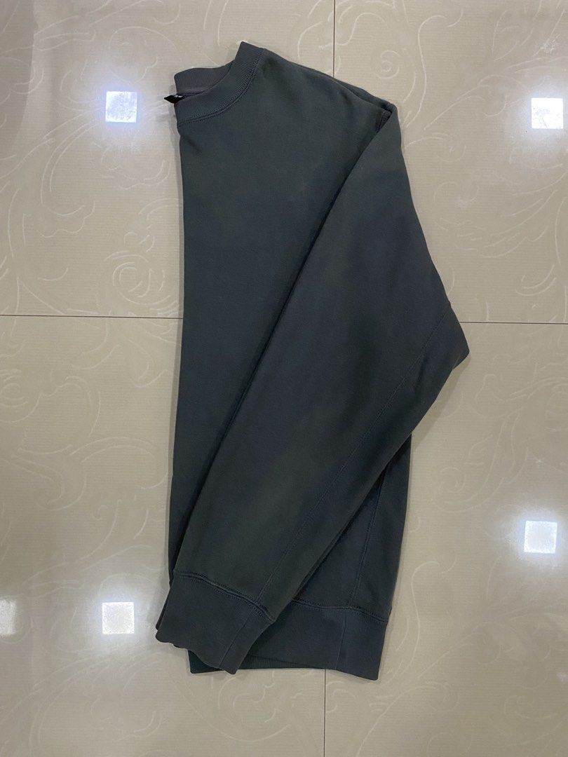 Uniqlo Crewneck Sweatshirt (Category: Coats, Jackets and Outerwear) located in Marikina City. Submitted by ihcas_ (Listing ID 1453521782, Image 3). Description: Uniqlo Dark Sweatshirt - Long sleeves - Crewneck style - Comfortable and versatile for everyday wear - Size medium on tag - Dark green (forest green) - 449 + Sf 📍Marikina City 💸Gcash.