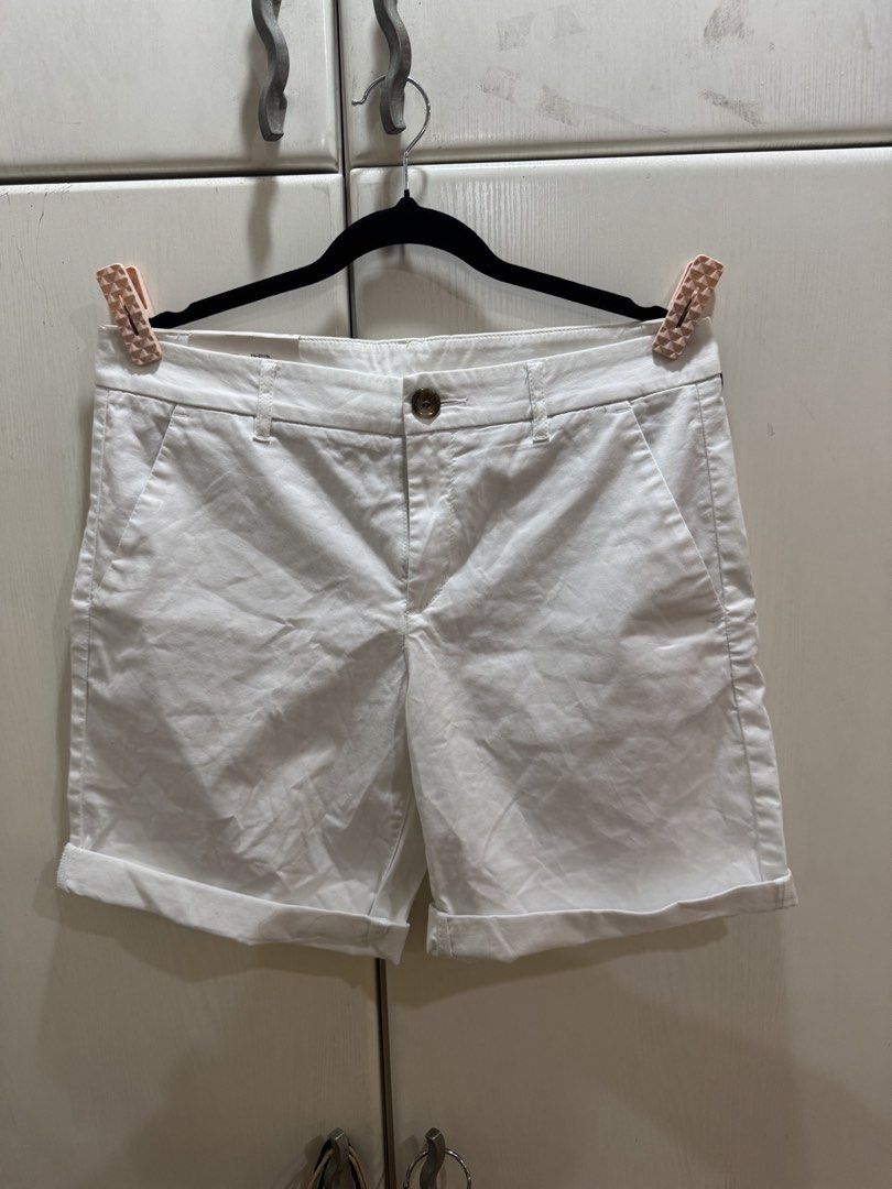 Uniqlo Shorts (Category: Shorts) located in Las Pinas. Submitted by pachdeclutters (Listing ID 1453576826, Image 1). Description: Uniqlo White Shorts.