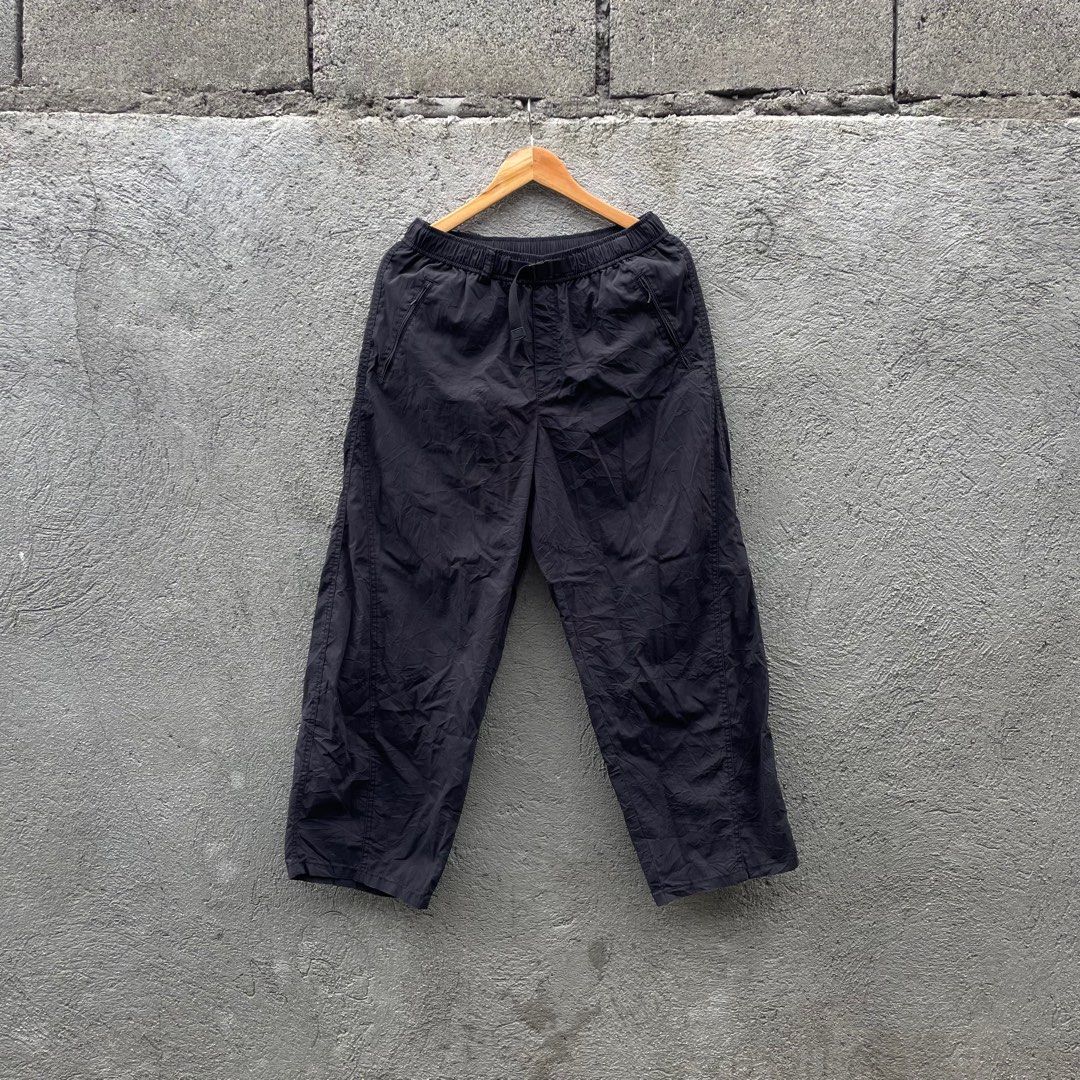 UNIQLO UTILITY PANTS (Category: Trousers) located in Banga. Submitted by iraleem220741 (Listing ID 1453590214, Image 1). Description: SIZE LARGE NO ISSUE 9/10 CR VERY GOOD CONDI.