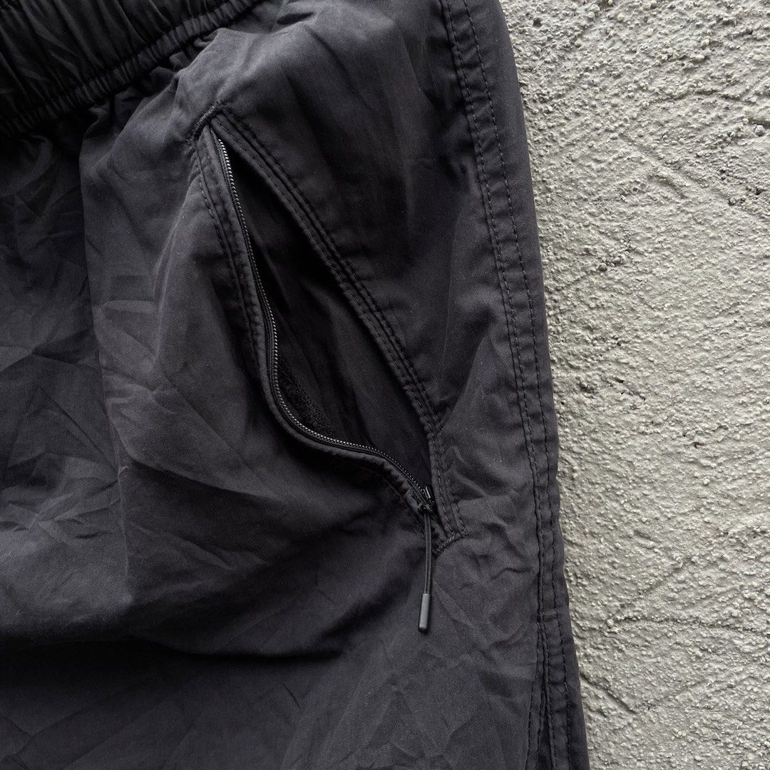 UNIQLO UTILITY PANTS (Category: Trousers) located in Banga. Submitted by iraleem220741 (Listing ID 1453590214, Image 3). Description: SIZE LARGE NO ISSUE 9/10 CR VERY GOOD CONDI.