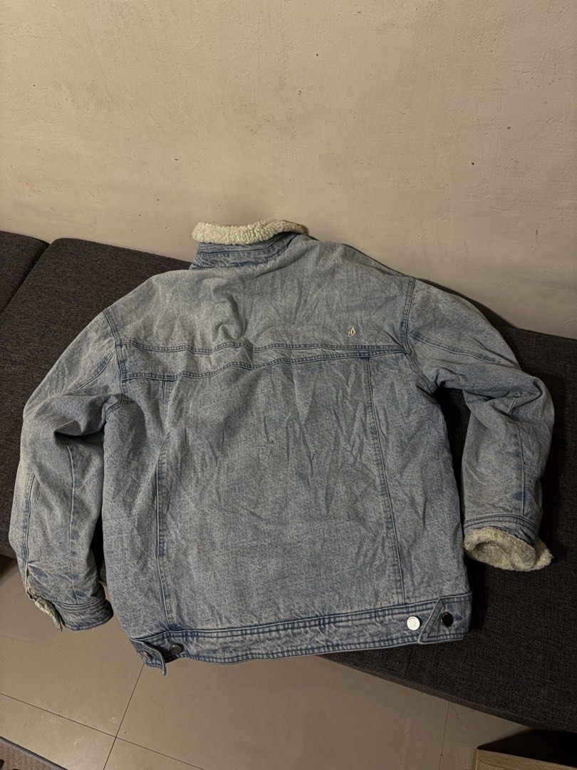VOLCOM DENIM SHERPA JACKET (Category: Coats, Jackets and Outerwear) located in Dasmarinas. Submitted by thrifteverywhere (Listing ID 1453470872, Image 2). Description: VOLCOM DENIM SHERPA JACKET Good condition Size small Issue last pic.