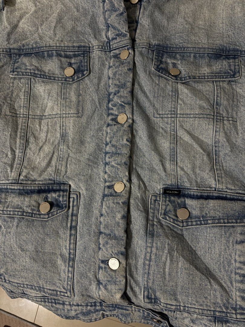 VOLCOM DENIM SHERPA JACKET (Category: Coats, Jackets and Outerwear) located in Dasmarinas. Submitted by thrifteverywhere (Listing ID 1453470872, Image 3). Description: VOLCOM DENIM SHERPA JACKET Good condition Size small Issue last pic.