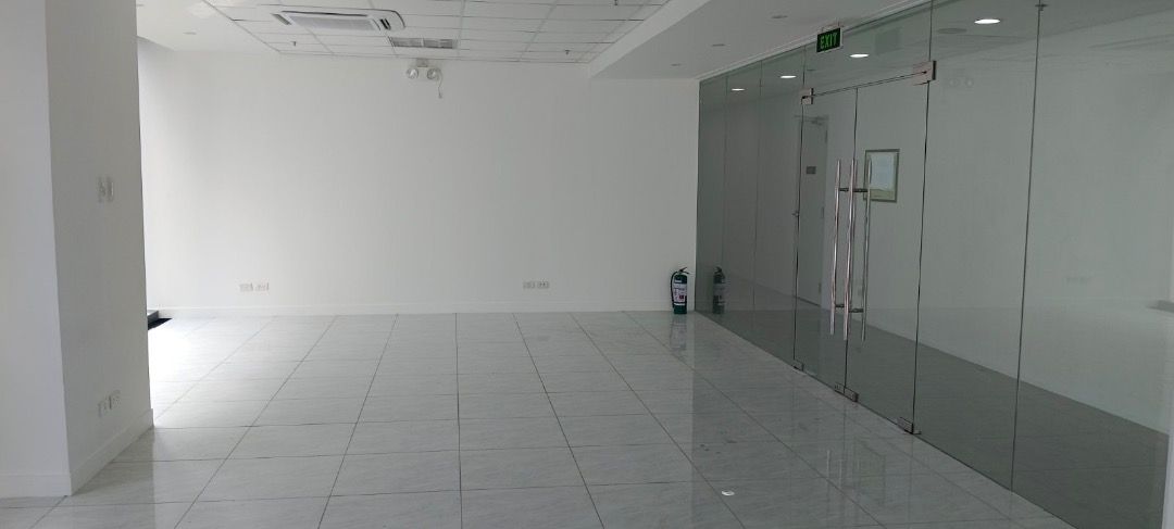 Warm Shell offie : BGC NEWEST Tower Alveo Park Triangle (Category: Commercial) located in Quezon City. Submitted by mmariel_09274239298 (Listing ID 1453446743, Image 3). Description: Unit Features: CORNER WITH FULL GLASS WINDOW VIEW All units are equipped with cassette air-conditioning, power outlets, and provisions for data/voice ports. Asking at 1200 per sqm Two (2) months' deposit and one (1) month's advance rental. Exclusive of VAT, and CUSA 
