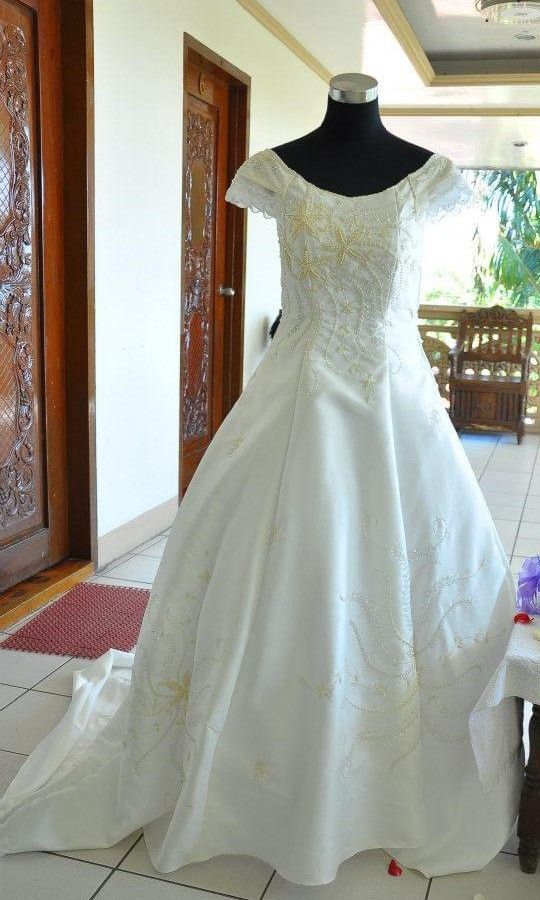 WEDDING GOWN (Category: Evening dresses & gowns) located in Cavite. Submitted by vnez.ph (Listing ID 1445086585, Image 1). Description: In good condition. Minimal issue of light yellow stains Gown Size: Medium to Semi Large Suit Size: Small to Semi-Large Inclusions: ● Pillow for wedding ring ● Pillow with Arras ● Secondary Veil and Cord ● Tiara * Missing Bridal Veil For Pick Up or Meet Up nearby only Location: Tabon, Kawit, Cavite.