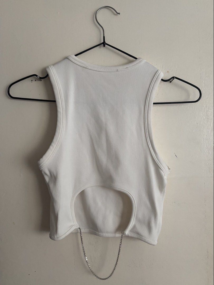 White Ribbed Tank Top with Chain Detail (Category: Sleeveless) located in Manila. Submitted by squid72 (Listing ID 1453609765, Image 1). Description: - White ribbed tank top - Sleeveless design - Cropped length - Features a unique back cut-out with a silver chain - Versatile for pairing with jeans or skirts Fits XS-S MOP: Gcash/bank transfer MOD: grab/lalamove (shouldered by customer) .
