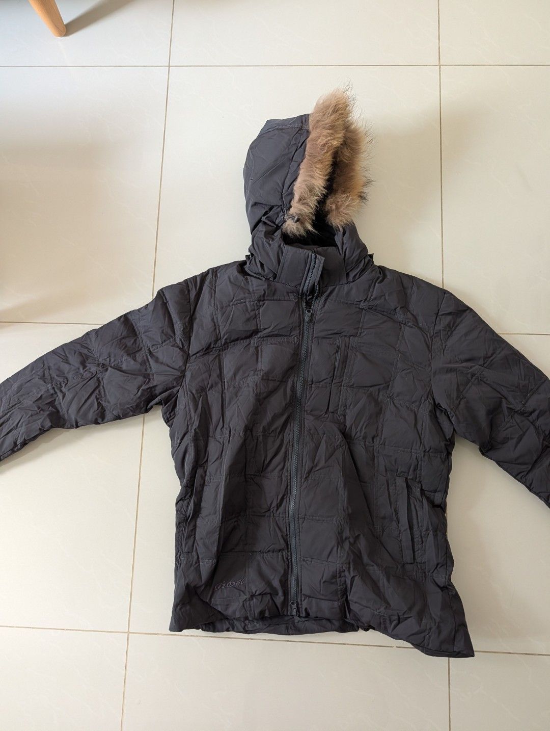 Winter jacket (Category: Coats, Jackets and Outerwear) located in Singapore. Submitted by dmndd (Listing ID 1453536369, Image 1). Description: fits a 170cm 63kg male.