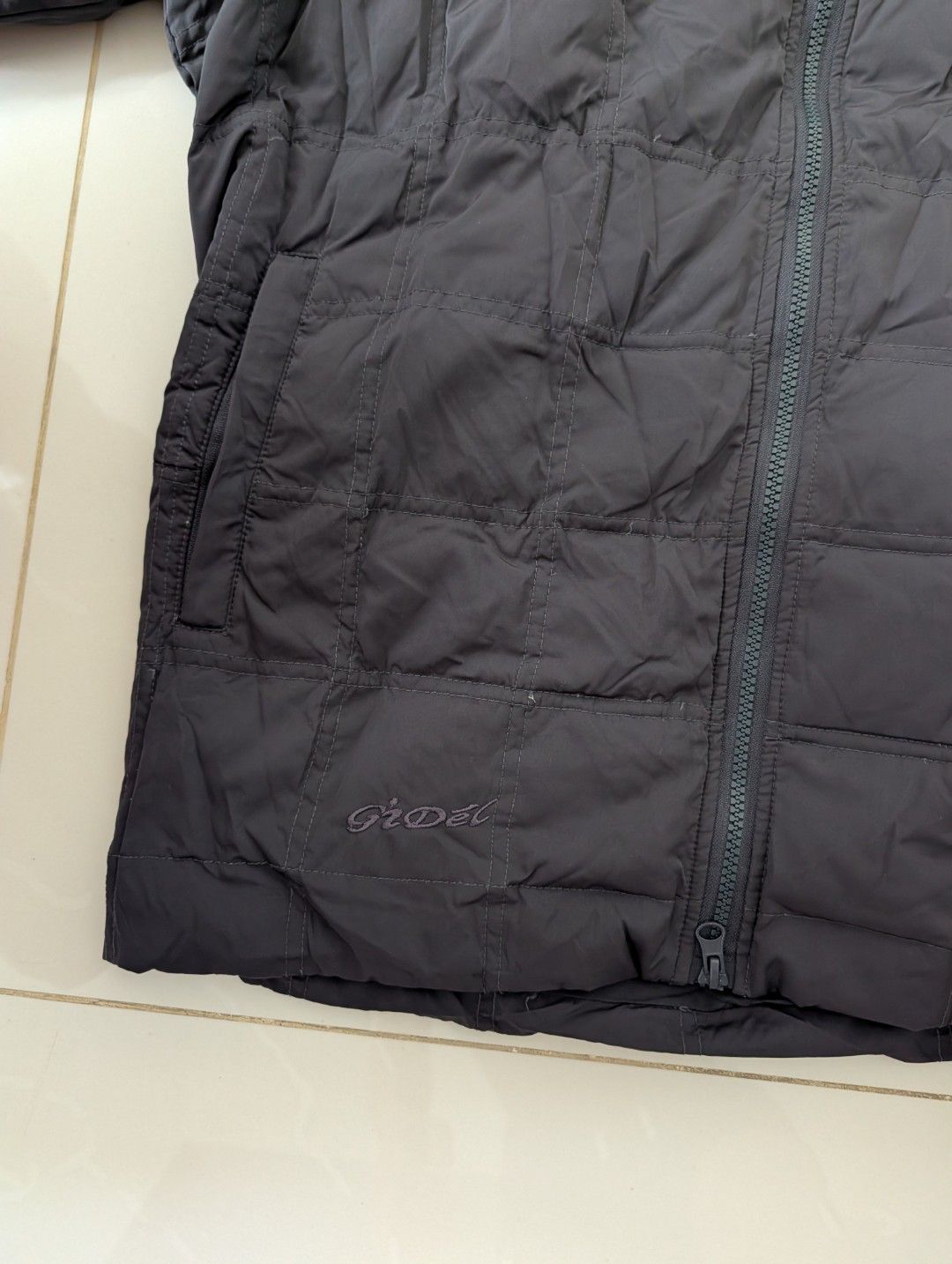 Winter jacket (Category: Coats, Jackets and Outerwear) located in Singapore. Submitted by dmndd (Listing ID 1453536369, Image 3). Description: fits a 170cm 63kg male.
