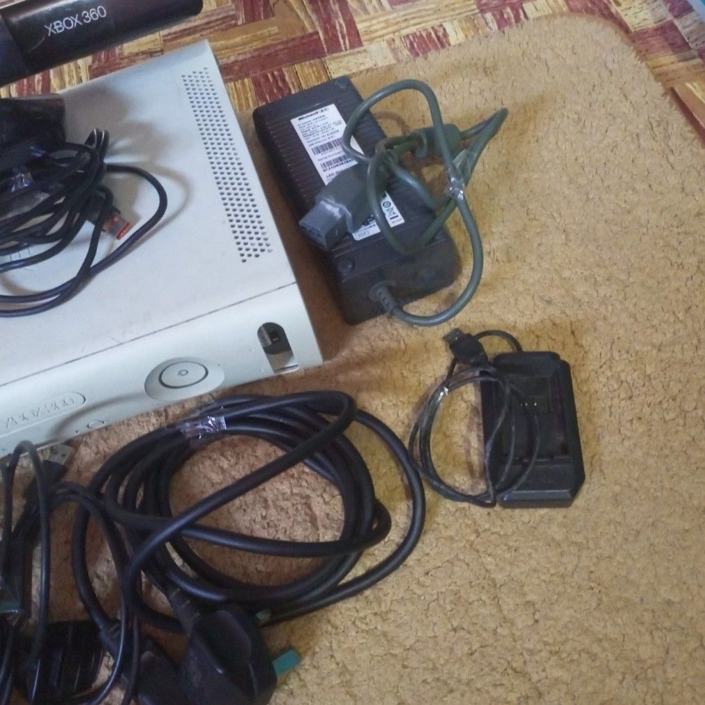 Xbox 360 Bundle w/ Kinect, 2 Wireless Controllers & Complete Cables (Category: Xbox) located in Baguio. Submitted by joshuaaashop (Listing ID 1453557043, Image 3). Description: ISSUE - NO POWER ISSUE & RED LIGHT.