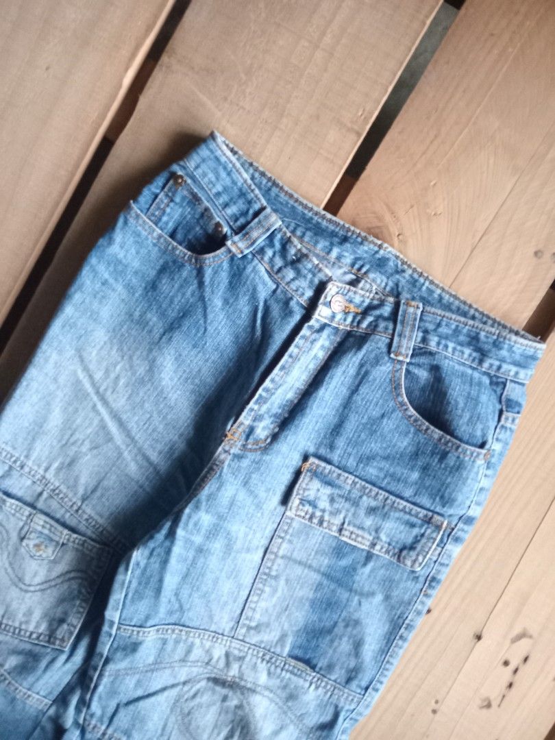 y2k flare jeans (Category: Jeans) located in San Isidro. Submitted by lagloots (Listing ID 1453535810, Image 2). Description: y2k flare pants semi hard denim big back pockets must have DIMES (IN INCHES) WAIST: 28 / LENGTH: 40 THIGH: 11.2 / HEM: 11 CONDITION: 8/10 ISSUE: missing strap, small pinhole, minimal heeldrag.