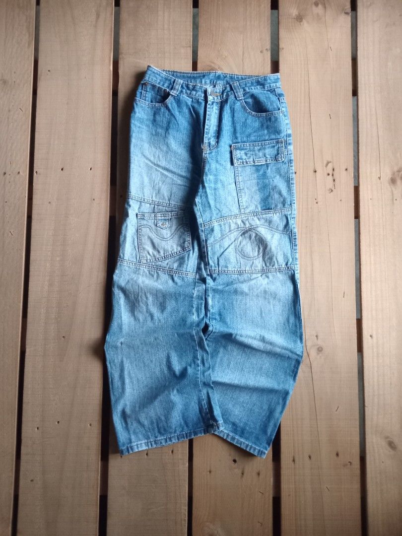 y2k flare jeans (Category: Jeans) located in San Isidro. Submitted by lagloots (Listing ID 1453535810, Image 1). Description: y2k flare pants semi hard denim big back pockets must have DIMES (IN INCHES) WAIST: 28 / LENGTH: 40 THIGH: 11.2 / HEM: 11 CONDITION: 8/10 ISSUE: missing strap, small pinhole, minimal heeldrag.