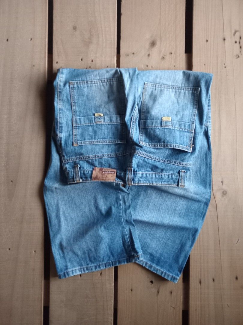 y2k flare jeans (Category: Jeans) located in San Isidro. Submitted by lagloots (Listing ID 1453535810, Image 3). Description: y2k flare pants semi hard denim big back pockets must have DIMES (IN INCHES) WAIST: 28 / LENGTH: 40 THIGH: 11.2 / HEM: 11 CONDITION: 8/10 ISSUE: missing strap, small pinhole, minimal heeldrag.