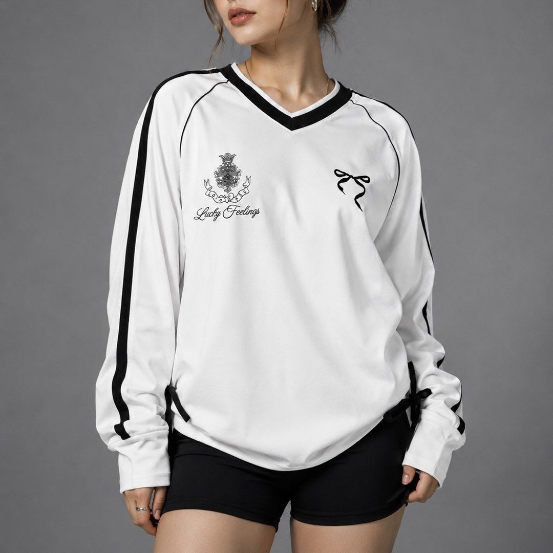 Y2K WOMEN OVERSIZED V-NECK LONGSLEEVE (Category: Activewear) located in Taguig. Submitted by clarrk95 (Listing ID 1453461339, Image 3). Description: Y2K Women Oversized V-Neck Longsleeve Length: 26inches Width: 21inches Sleeve Length: 20inches PRICE: ₱350 ONLY! FLAWS: minor dirt ✅ allmost brandnew ✅ add shipping fee ✅ ignoring LP inquiry Shipping: Lalamove | J&T | LBC Location: Taguig📍 Payment: Gcash | Bank | Cash FB: THRFT IG: thrft_25 DM for m