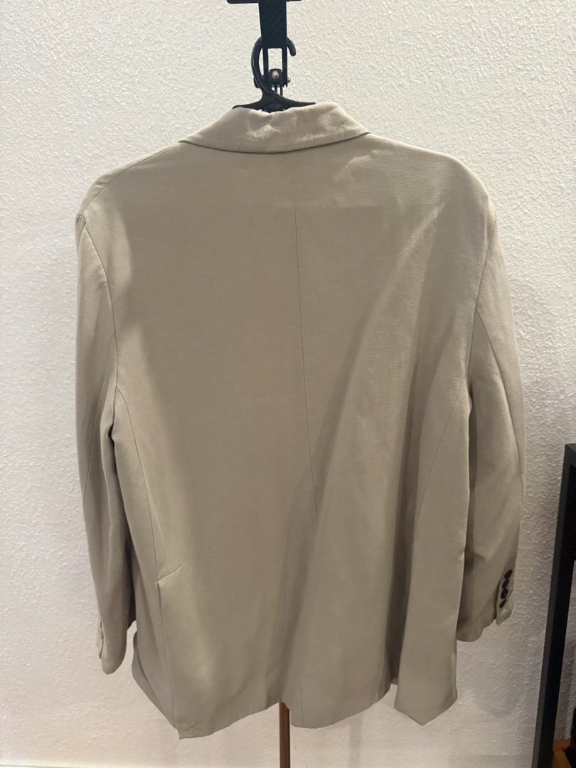 Zara Oversized Blazer (Category: Coats, Jackets and Outerwear) located in Cebu City. Submitted by jad088 (Listing ID 1453534196, Image 3). Description: Size XS - S Color - greenish khaki .