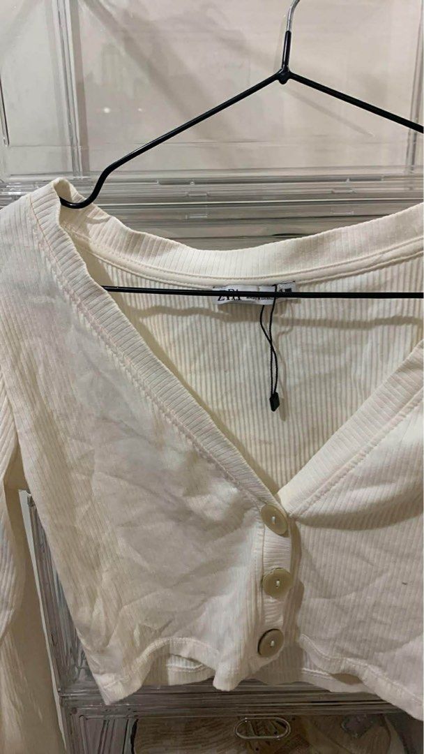 ZARA Ribbed Cropped Cardigan White (Category: Coats, Jackets and Outerwear) located in Pasig City. Submitted by elliebabes_ (Listing ID 1453559726, Image 2). Description: - ZARA white ribbed cropped cardigan - V-neckline - Long sleeves - Button-up front - Versatile for layering or standalone wear.
