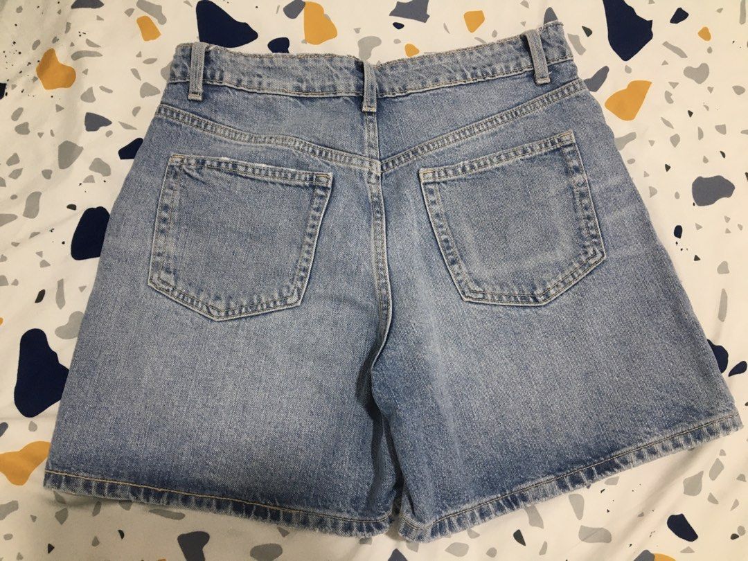 Zara shorts (Category: Shorts) located in Batangas. Submitted by decluttery0908 (Listing ID 1453468795, Image 2). Description: TO SAVE TIME and REPETITION, inquiries covered by this listing will go UNANSWERED. PLEASE READ BEFORE ASKING. Make reading a habit. Zara denim shorts Size: pls refer on pics 💯 orig. Bought thru pasabuy Used 2x Rfs: gained weight Color may vary due to lighting No other photos. ✋Please manage your expectations when buying 