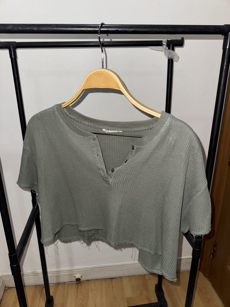 Zara Waffle Knit Cropped Henley Top (Category: Blouses) located in Muntinlupa City. Submitted by go.jkau (Listing ID 1453435402, Image 1). Description: - Zara olive green waffle knit cropped top - Button-up henley neckline - Raw hem details - Short sleeves - Comfortable and casual style - Pairs well with high-waisted jeans or shorts.