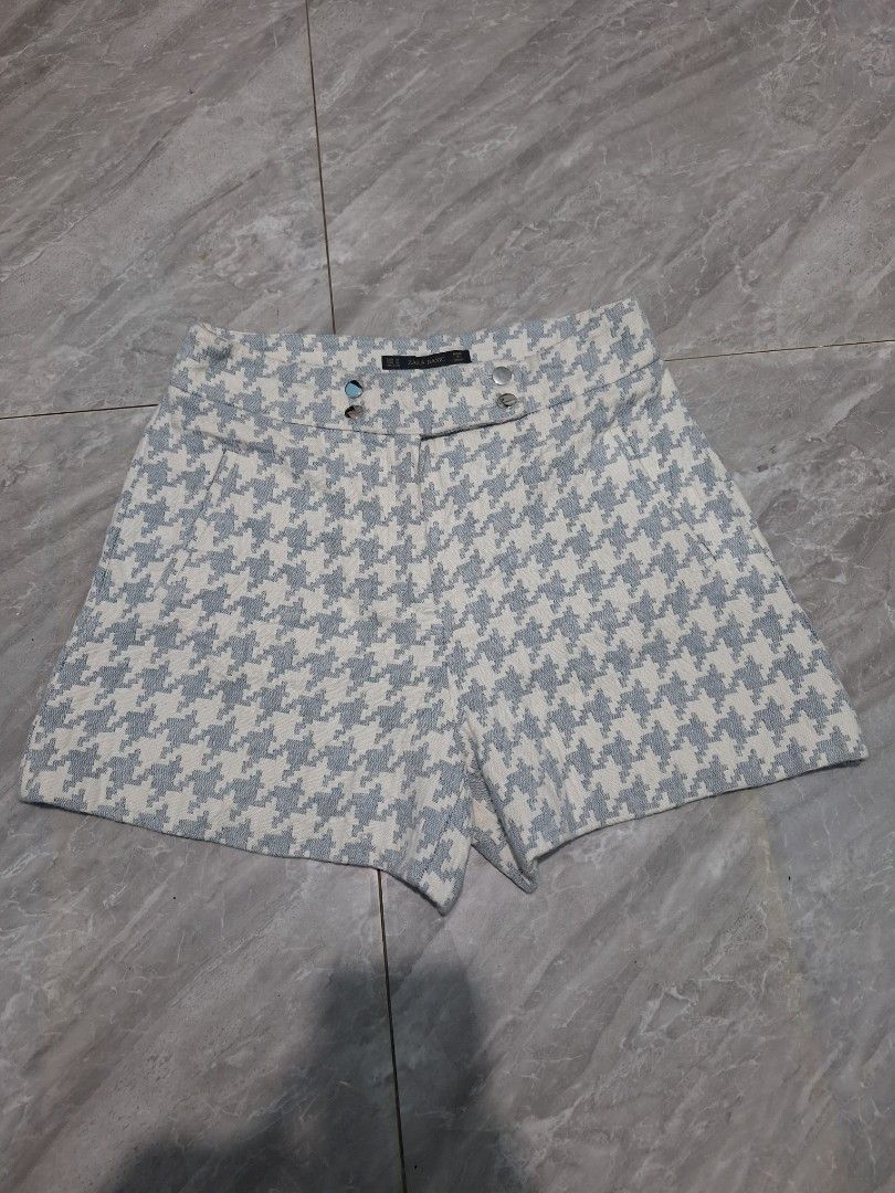 Zara Shorts (Category: Shorts) located in Palayan City. Submitted by erae_lf (Listing ID 1453576950, Image 1). Description: Zara Basic Houndstooth Textured High-Waist Shorts Like New Excellent Condition 9/10 Color rate 9/10 Size Medium on tag Waist 29-30" Length 15" Opening 13" Inseam 4.5" Send me a message if you're interested Location Palayan City Nueva Ecija.