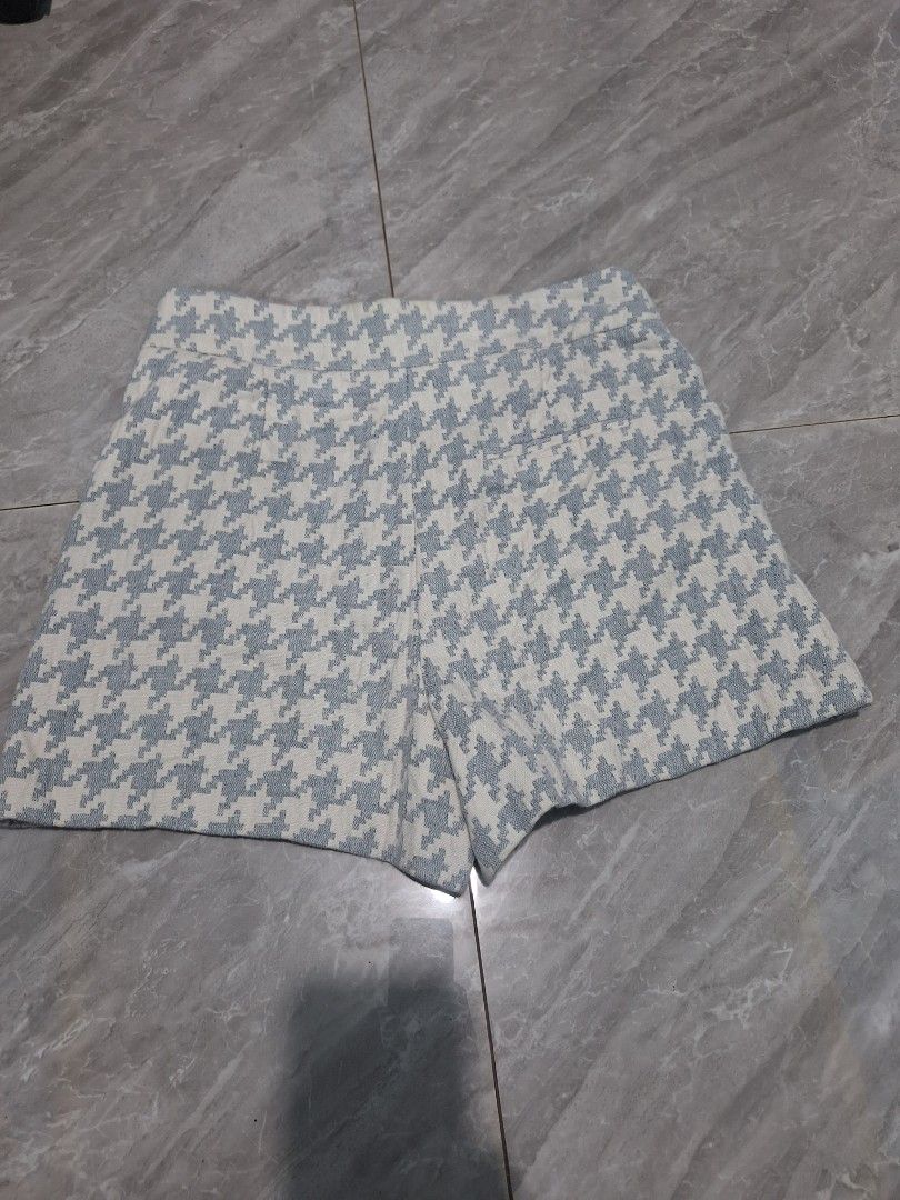 Zara Shorts (Category: Shorts) located in Palayan City. Submitted by erae_lf (Listing ID 1453576950, Image 2). Description: Zara Basic Houndstooth Textured High-Waist Shorts Like New Excellent Condition 9/10 Color rate 9/10 Size Medium on tag Waist 29-30" Length 15" Opening 13" Inseam 4.5" Send me a message if you're interested Location Palayan City Nueva Ecija.