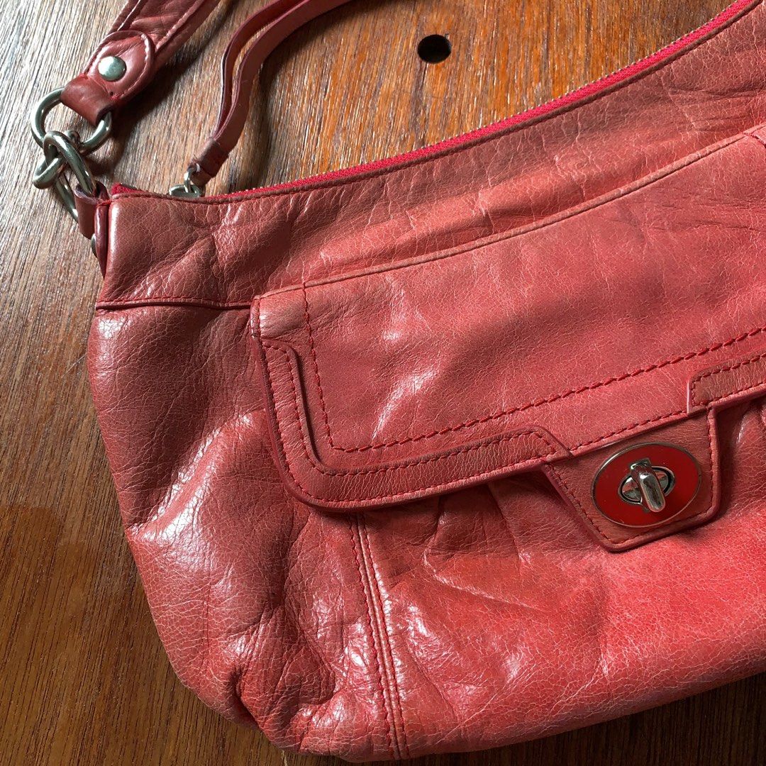 90’s Coach Poppy 2 Way Bag (Category: Shoulder Bags) located in Cabuyao City. Submitted by swavy.yer (Listing ID 1458599680, Image 3). Description: 90’s Coach Poppy 2 Way Bag Salmon Pink 🏷️2500.