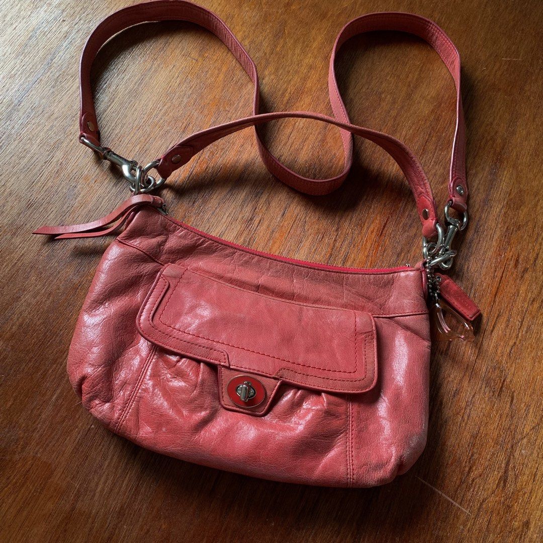 90’s Coach Poppy 2 Way Bag (Category: Shoulder Bags) located in Cabuyao City. Submitted by swavy.yer (Listing ID 1458599680, Image 1). Description: 90’s Coach Poppy 2 Way Bag Salmon Pink 🏷️2500.