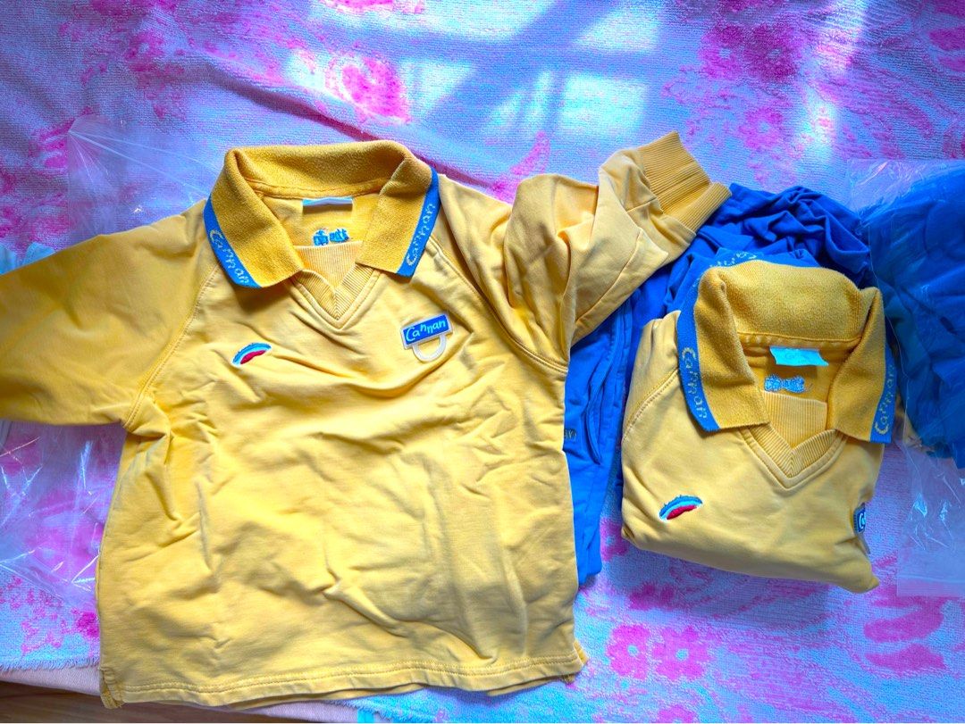 迦南冬季校服外套+運動衫 （分類：嬰兒及小童流行時尚）位於 Hong Kong。 由 lflof 提交（商品編號 1458545820，圖片 3）。簡介： 迦南冬季校服外套+運動衫 130 size 三套， 冬季外套冷衫一件 $95一套冬季校服（衫+褲） 冬季冷衫$80 件 長袖藍色彩虹內衣110size $40件 八成新，新舊如圖。