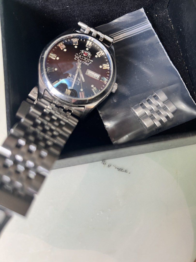中古表 （分類：手錶）位於 Hong Kong。 由 kihing428 提交（商品編號 1458580919，圖片 6）。簡介： 原裝東方自動日歷＇鬼佬尺寸＇直徑40 mm以上，原裝帶有長＇自行改短。