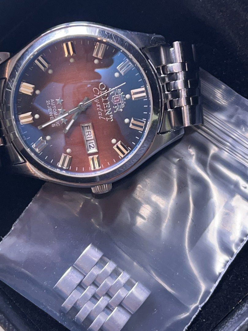 中古表 （分類：手錶）位於 Hong Kong。 由 kihing428 提交（商品編號 1458580919，圖片 3）。簡介： 原裝東方自動日歷＇鬼佬尺寸＇直徑40 mm以上，原裝帶有長＇自行改短。