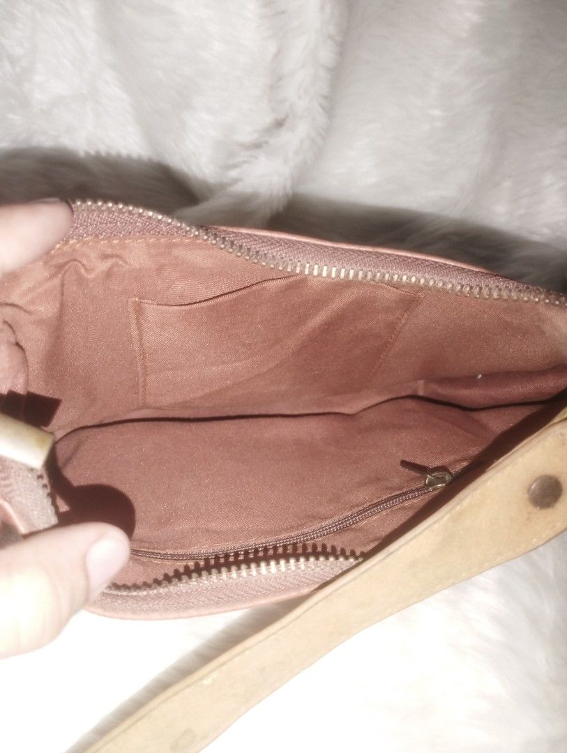 ‼️ PRE-LOVED BAGS ‼️ (Category: Shoulder Bags) located in Marikina City. Submitted by gras.elle_018 (Listing ID 1458644025, Image 3). Description: ‼️PRICE STILL NEGOTIABLE/OPEN FOR REASONABLE OFFERS, PM FOR MORE DETAILS‼️ 📌 MOP: GCASH 📌 MOD: PICK UP or LALAMOVE/SPX/JNT (NO COD 🙅‍♀️).