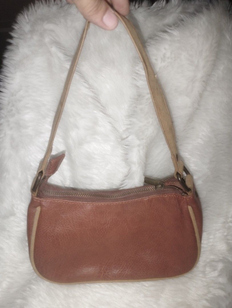 ‼️ PRE-LOVED BAGS ‼️ (Category: Shoulder Bags) located in Marikina City. Submitted by gras.elle_018 (Listing ID 1458644025, Image 2). Description: ‼️PRICE STILL NEGOTIABLE/OPEN FOR REASONABLE OFFERS, PM FOR MORE DETAILS‼️ 📌 MOP: GCASH 📌 MOD: PICK UP or LALAMOVE/SPX/JNT (NO COD 🙅‍♀️).