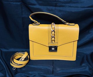 (Category: ) located in . Submitted by dr_tess_fashion_house (Listing ID 1458671645, Image 1). Description: .