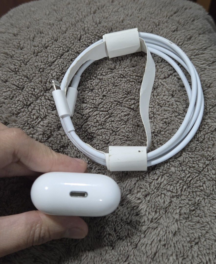 APPLE AIRPODS 1ST GEN — ORIGINAL (Category: Earphones) located in Manila. Submitted by jane_015 (Listing ID 1458662626, Image 3). Description: 🎧 APPLE AIRPODS 1ST GEN — ORIGINAL 💰₱3,000 Looking for affordable Apple AirPods? ✨ Pre-loved AirPods 1st Generation, perfect for music, calls, videos, and everyday use! 📌 ITEM DETAILS ✅ Working properly ✅ Both earbuds working ✅ With charging case ✅ With charging cord ✅ Good condition 📦 Pre-loved / used
