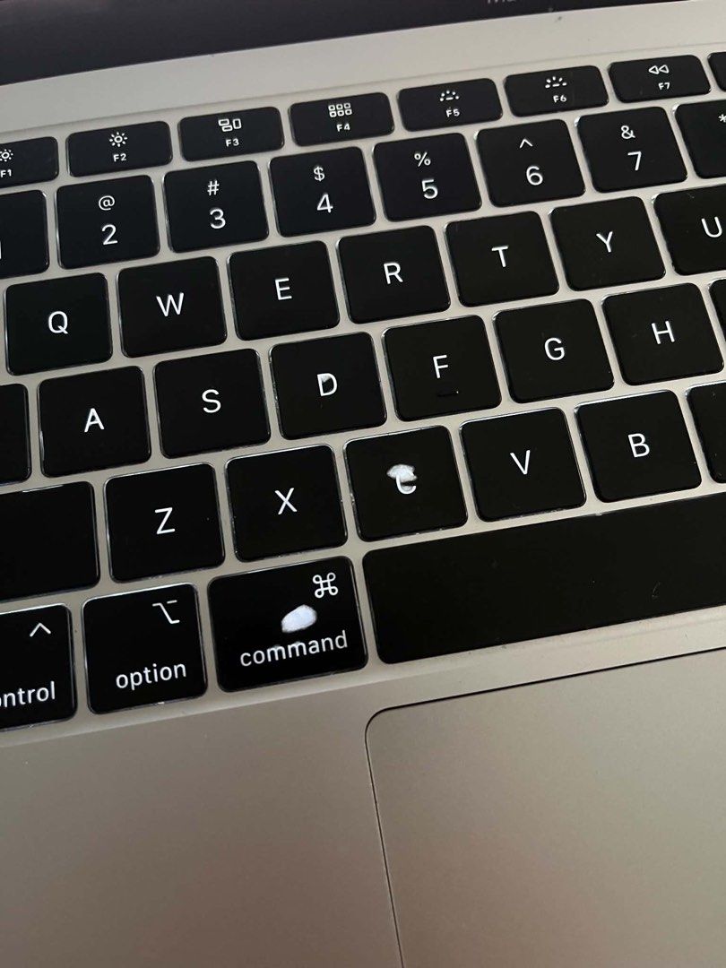Apple Macbook Air 13 inches 2019 (Category: Laptops & Notebooks) located in Makati City. Submitted by abiii.llo (Listing ID 1458549264, Image 3). Description: - can be used for 1-2 years if fully charged - no box, with type c cable - has scratches.