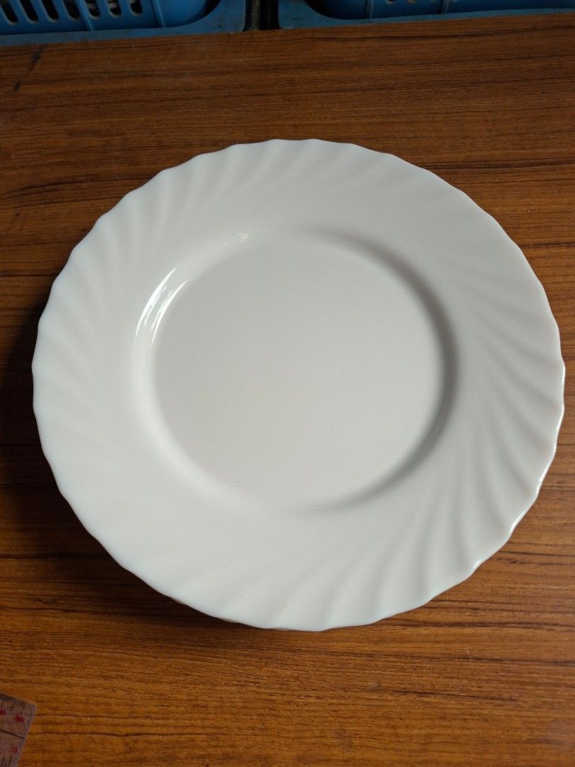 Arcopal Swirl Dinner Plate 24.5cm (Category: Dinnerware & Cutlery) located in Consolacion. Submitted by luxekerei (Listing ID 1458557954, Image 2). Description: - 4pcs available.