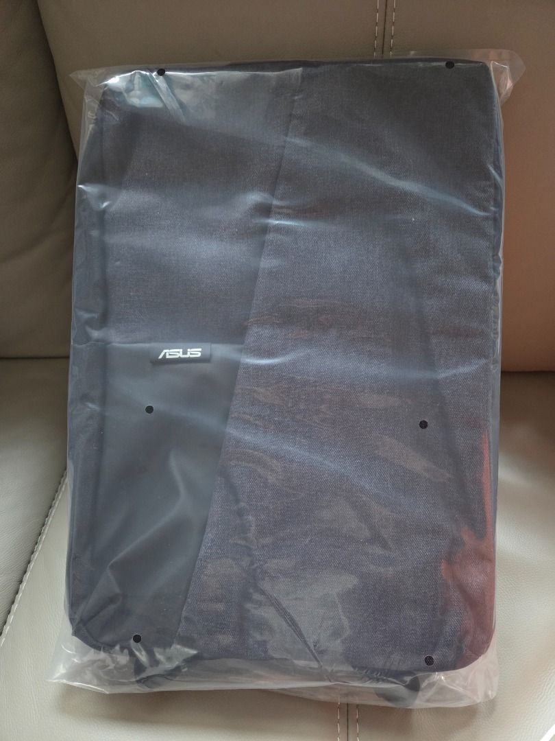 ASUS 電腦袋 （分類：手提電腦袋）位於 Hong Kong。 由 asha_anya 提交（商品編號 1458664234，圖片 3）。簡介： 黑色，簡約設計。啱放手提電腦，保護電腦唔刮花。有手挽位，可以當背囊，方便拎出街。有興趣可以問吓。。