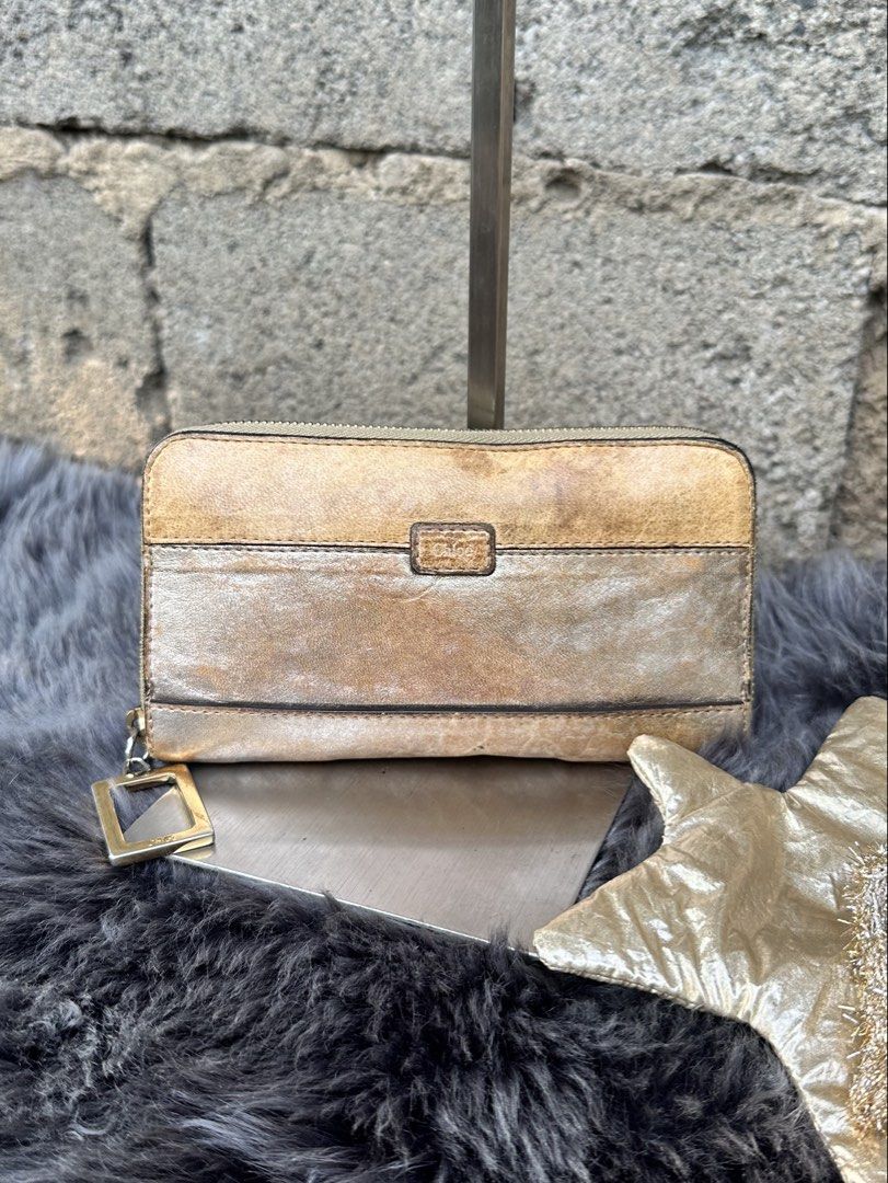 Auth. Chloé Marcie Long wallet in Accent. (Category: Wallets & Card holders) located in Cagayan de Oro. Submitted by kjcartier26 (Listing ID 1458631317, Image 3). Description: Authentic Chloe Wallet. 💯🇯🇵 - 8k In pesos. 😱😱 - In usable condition. - Signs of use only, No major flaws. - Credits to owner of pic. Price reference only. 🫶🏻.