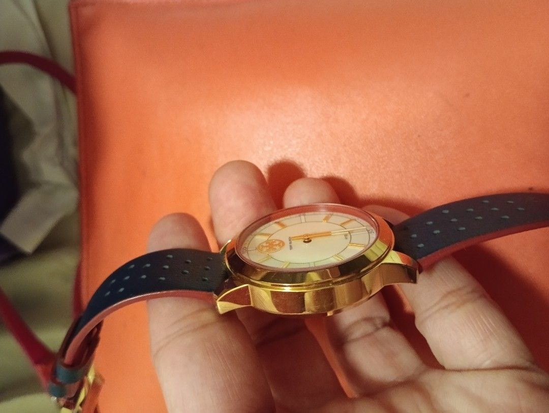 AUTHENTIC TORY BURCH COLLINS HYBRID （分類：手錶）位於 Hong Kong。 由 zenearth-586b 提交（商品編號 1458654882，圖片 3）。簡介： Tory Burch ToryTrack Collins hybrid smartwatch featuring a polished gold-tone case and a navy perforated leather strap.。