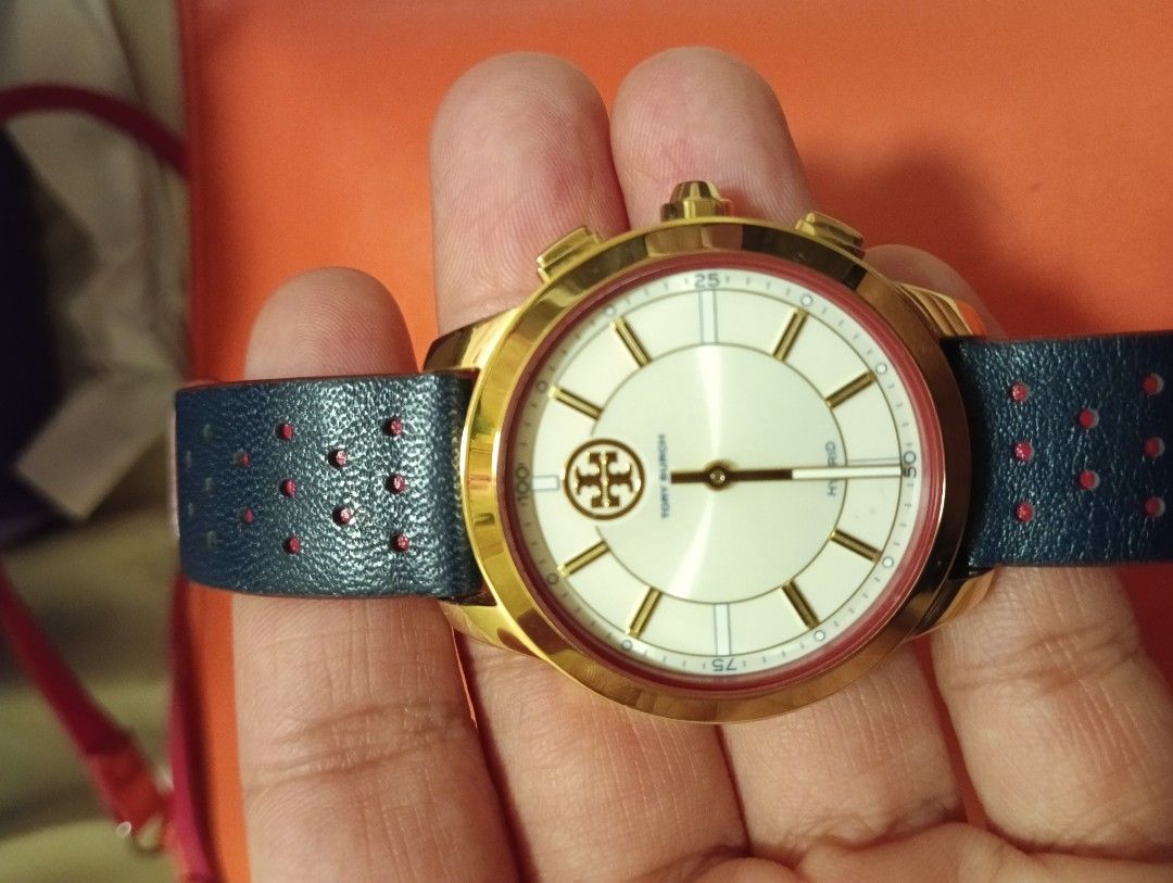 AUTHENTIC TORY BURCH COLLINS HYBRID （分類：手錶）位於 Hong Kong。 由 zenearth-586b 提交（商品編號 1458654882，圖片 2）。簡介： Tory Burch ToryTrack Collins hybrid smartwatch featuring a polished gold-tone case and a navy perforated leather strap.。
