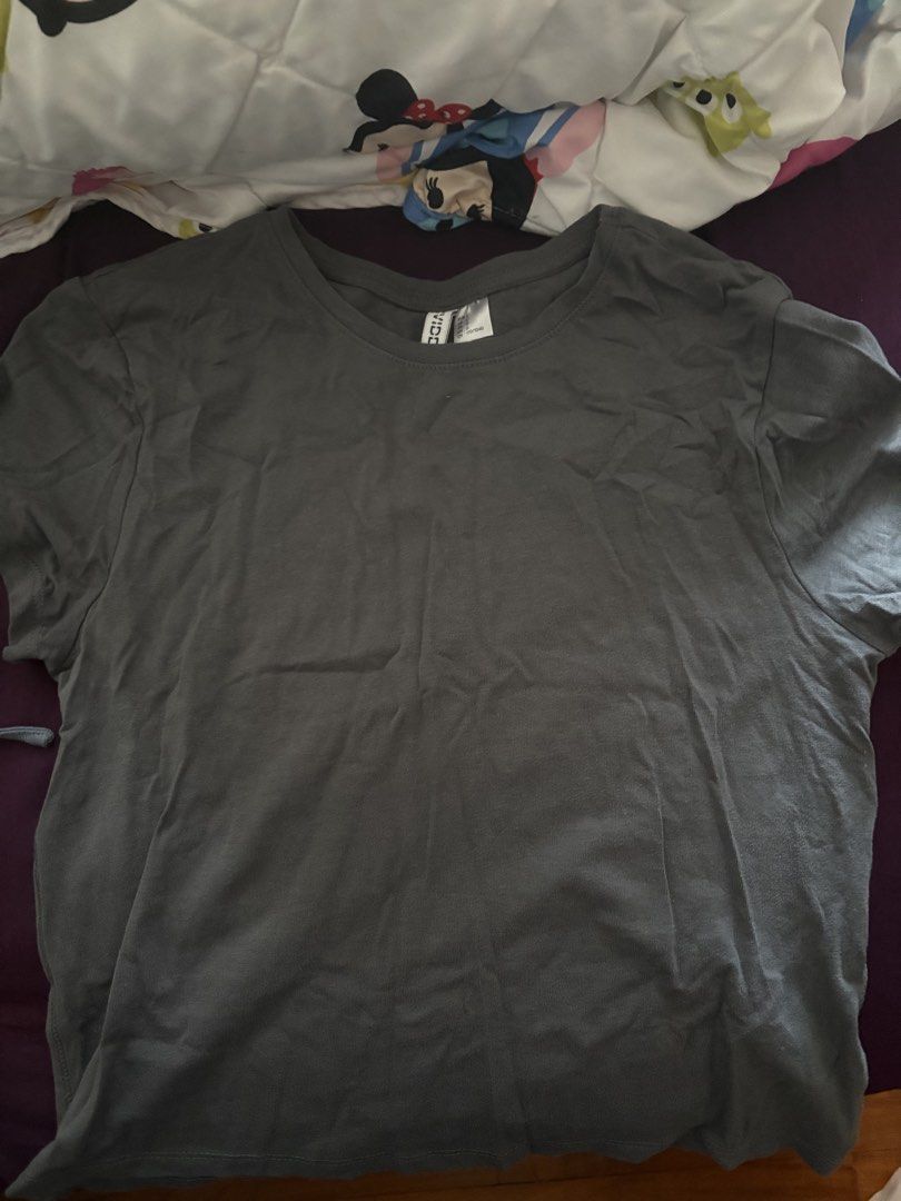 basic top (Category: Shirts) located in Singapore. Submitted by dr3a._. (Listing ID 1458509288, Image 1). Description: S - M .