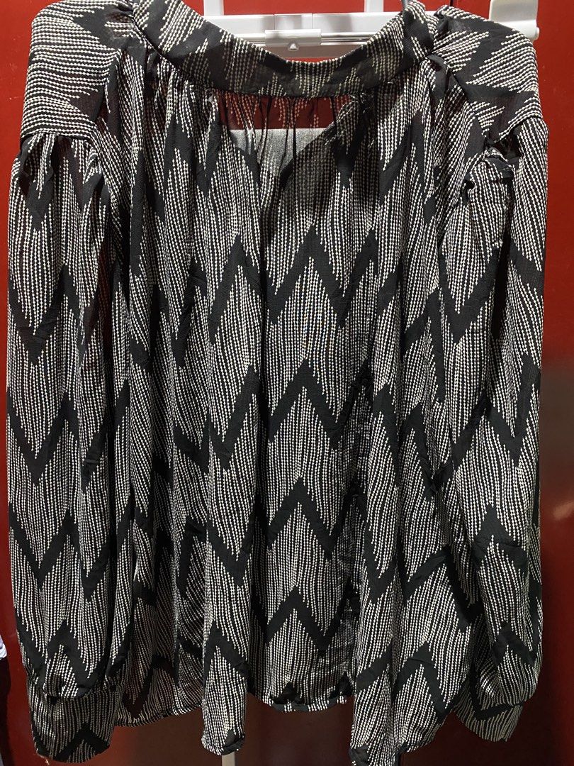 Black and White Zigzag Pattern Long Sleeve Blouse (Category: Blouses) located in Bauang. Submitted by nrrandomthings (Listing ID 1458659544, Image 1). Description: - Stylish black and white zigzag long sleeve blouse - Textured fabric for a unique look - Flattering V-neckline - Trendy puff sleeves - Versatile for casual outings or dressing up.